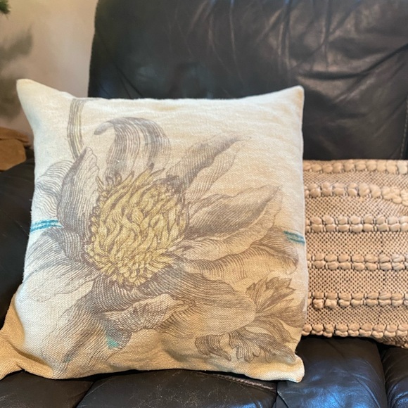 Pottery Barn || Linen Blend Magnolia Flower Pillow Covers 20" -Set - Picture 8 of 9